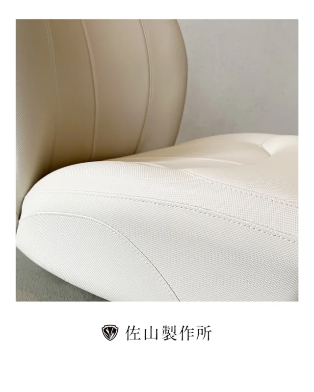 “Marine upholstery”

イギリスで製造された船の操縦席（キャプテンシート）の張替えをご依頼いただきました。

海外から専用のビニールレザーを輸入して施工。
また、内部のウレタンも新規に交換いたしました。

構造から見直すことで、新品時のような快適な座り心地と美しいフォルムを再現しました。

希少な海外製シートや特殊な用途の椅子についても、
最適な素材と技術で対応させていただきます。

#佐山製作所 #marineupholstery #船のシート張り替え 
#家具修理 #椅子張替え
