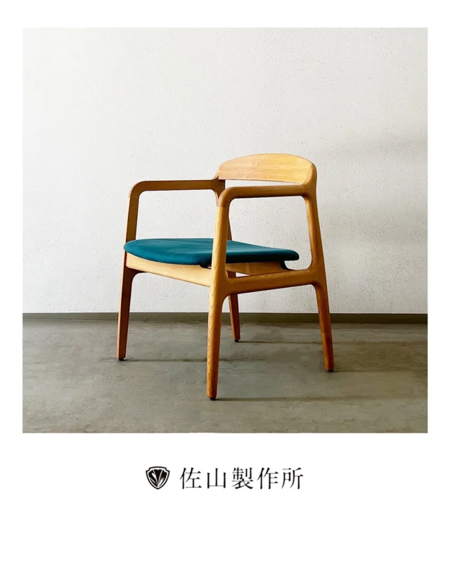 “Custom-made chair” 

個人のお客様からのご依頼で、書斎に置く椅子をオーダーメイドで製作させていただきました。

フレームには、重厚で美しい木目が魅力の「ナラ材」を使用。

座面には、東レの上質な人工皮革「ウルトラスウェード」
を採用しました。

落ち着いたナラ材の質感と、スウェード調の滑らかな肌触り。
使い込むほどに風合いが増し、長く愛着を持って使っていただけるよう、丁寧に仕上げました。

#佐山製作所 #custommadefurniture  #オーダーメイド家具 
#ナラ材  #家具屋