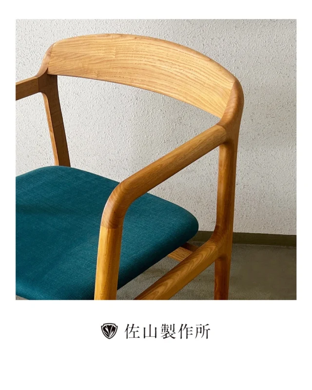 “Custom-made chair” 

個人のお客様からのご依頼で、書斎に置く椅子をオーダーメイドで製作させていただきました。

フレームには、重厚で美しい木目が魅力の「ナラ材」を使用。

座面には、東レの上質な人工皮革「ウルトラスウェード」
を採用しました。

落ち着いたナラ材の質感と、スウェード調の滑らかな肌触り。
使い込むほどに風合いが増し、長く愛着を持って使っていただけるよう、丁寧に仕上げました。

#佐山製作所 #custommadefurniture  #オーダーメイド家具 
#ナラ材  #家具屋
