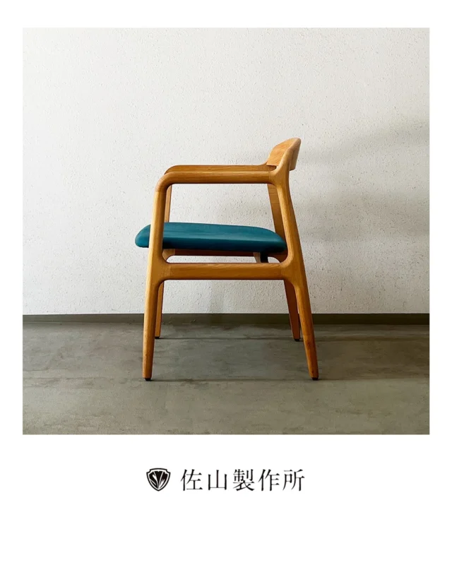 “Custom-made chair” 

個人のお客様からのご依頼で、書斎に置く椅子をオーダーメイドで製作させていただきました。

フレームには、重厚で美しい木目が魅力の「ナラ材」を使用。

座面には、東レの上質な人工皮革「ウルトラスウェード」
を採用しました。

落ち着いたナラ材の質感と、スウェード調の滑らかな肌触り。
使い込むほどに風合いが増し、長く愛着を持って使っていただけるよう、丁寧に仕上げました。

#佐山製作所 #custommadefurniture  #オーダーメイド家具 
#ナラ材  #家具屋