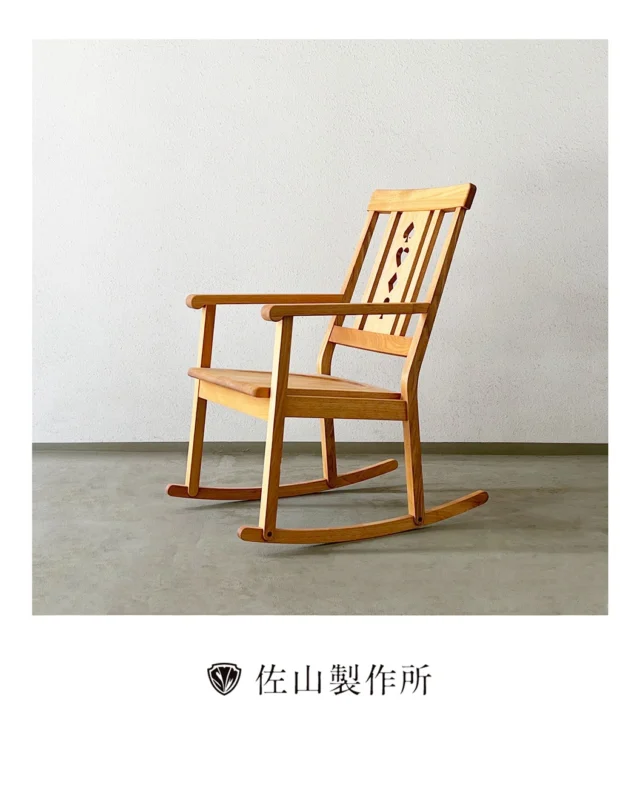 “A Custom-Made Rocking Chair for a Care Home”

老人ホームからのご依頼で、オリジナルのロッキングチェアを製作させていただきました。

デザインのインスピレーションは、イギリスなどで古くから愛されてきたチャーチチェア（教会椅子）。

永くお使いいただけるよう、丈夫で重厚な「ナラ材」を選定し、
背もたれには遊び心を込めてトランプのマークをくり抜きました。

また、長い時間座っても疲れないよう、座面には身体のラインにフィットする「座ぐり加工」を施しています。

仕上げはオイルステイン塗装。
天然木ならではの、優しく自然な風合いをそのまま活かしました。

#佐山製作所 #custommadefurniture  #オーダーメイド家具  #ナラ材  #家具屋