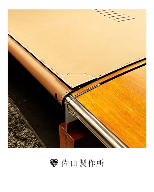 “Leather reupholstery”

スペイン・バルセロナ発の高級家具ブランド
「Tresserra Collection（トレセラ・コレクション）」の
名作チェア「Africa」の張り替えを施工させていただきました。

オリジナルの風合いに合わせ、
特注で製作した厚さ4mmのヌメ革を使用。

中央に規則正しく並ぶパンチングホールや、
四方に施された扇形の重ね貼りといったデザインも、
忠実に再現しております。

また、縫製には5番手の太糸を使用し、ステッチラインに一切の乱れが生じないよう、細心の注意を払いながら仕上げました。

あわせて木部の修復・塗装も施し、素材選びから細部の意匠、縫製に至るまで、オリジナルが持つ圧倒的な存在感を損なうことなく美しく蘇らせています。

#佐山製作所 #tresserracollection  #家具修理  #革張り替え 
 #家具屋