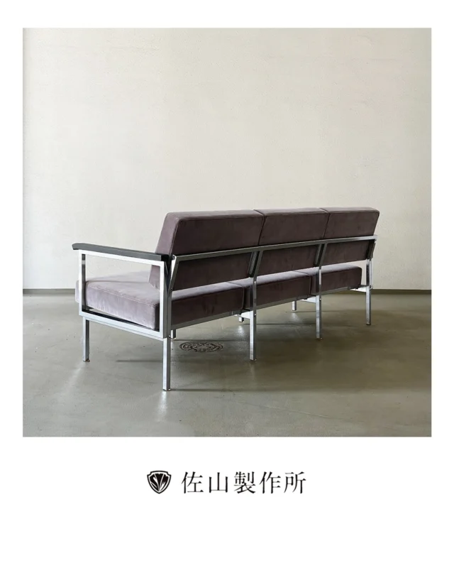 “Reupholstering the reception sofa”

メタボリズム建築の巨匠・大高正人氏が1971年に設計した、
旧「自動車労連教育センター」の応接ソファの張替えをご依頼頂きました。

美しいクロームフレームを持つ、
70年代国産家具の隠れた名作です。

今回は内部ウレタンをすべて交換し、生地はチェルシーインターナショナルの上質なベルベット「CU422」へ。 

さらに、オリジナルは横マチだったところを、
よりシャープな輪郭を際立たせるために
「額マチ・シングルステッチ」へと変更しました。

#ソファ張替え #家具修理　#佐山製作所　#ベルベット
#sofareupholstery