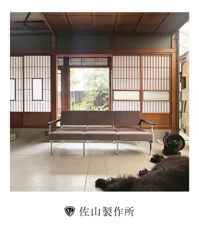 “Reupholstering the reception sofa”

メタボリズム建築の巨匠・大高正人氏が1971年に設計した、
旧「自動車労連教育センター」の応接ソファの張替えをご依頼頂きました。

美しいクロームフレームを持つ、
70年代国産家具の隠れた名作です。

今回は内部ウレタンをすべて交換し、生地はチェルシーインターナショナルの上質なベルベット「CU422」へ。 

さらに、オリジナルは横マチだったところを、
よりシャープな輪郭を際立たせるために
「額マチ・シングルステッチ」へと変更しました。

#ソファ張替え #家具修理　#佐山製作所　#ベルベット
#sofareupholstery