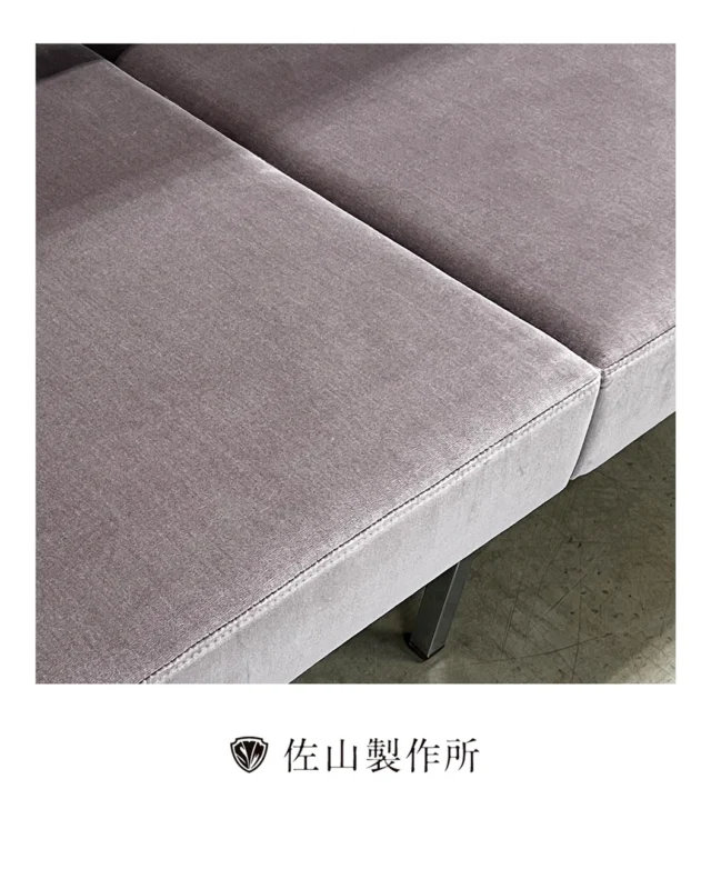 “Reupholstering the reception sofa”

メタボリズム建築の巨匠・大高正人氏が1971年に設計した、
旧「自動車労連教育センター」の応接ソファの張替えをご依頼頂きました。

美しいクロームフレームを持つ、
70年代国産家具の隠れた名作です。

今回は内部ウレタンをすべて交換し、生地はチェルシーインターナショナルの上質なベルベット「CU422」へ。 

さらに、オリジナルは横マチだったところを、
よりシャープな輪郭を際立たせるために
「額マチ・シングルステッチ」へと変更しました。

#ソファ張替え #家具修理　#佐山製作所　#ベルベット
#sofareupholstery