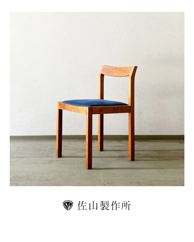 “Custom Walnut Chair”

個人のお客様からのご依頼で、オーダーメイドの一脚を製作させていただきました。

ウォールナットの深みある木目と、鮮やかなブルーの張地が美しく映える佇まい。

背もたれは緩やかなRを描くように削り出し、背中にやさしく沿う形状に仕上げました。見た目の美しさだけでなく、心地よい掛け心地にもこだわっています。

無駄を削ぎ落としたデザインだからこそ、素材の美しさと職人の手仕事が際立ちます。

日常に、長く寄り添う椅子となりますように。

#佐山製作所 #オーダーメイド家具 #customfurniture 
#ウォールナット家具  #家具屋