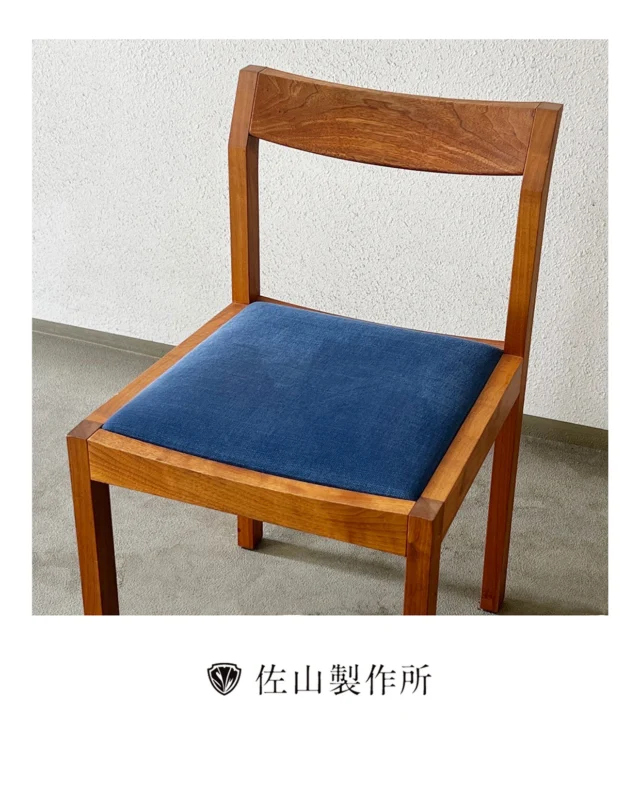 “Custom Walnut Chair”

個人のお客様からのご依頼で、オーダーメイドの一脚を製作させていただきました。

ウォールナットの深みある木目と、鮮やかなブルーの張地が美しく映える佇まい。

背もたれは緩やかなRを描くように削り出し、背中にやさしく沿う形状に仕上げました。見た目の美しさだけでなく、心地よい掛け心地にもこだわっています。

無駄を削ぎ落としたデザインだからこそ、素材の美しさと職人の手仕事が際立ちます。

日常に、長く寄り添う椅子となりますように。

#佐山製作所 #オーダーメイド家具 #customfurniture 
#ウォールナット家具  #家具屋