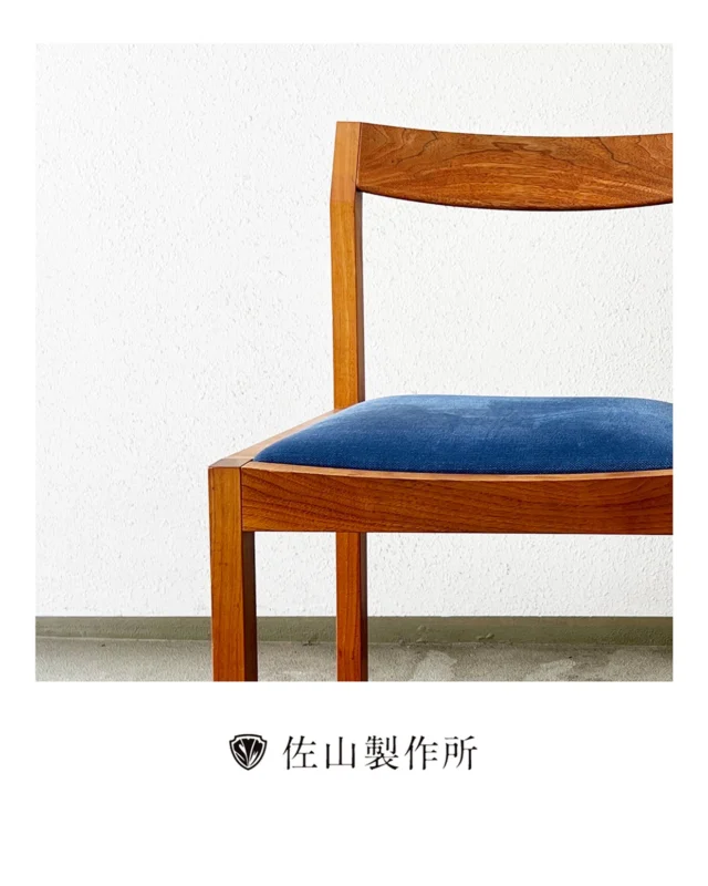 “Custom Walnut Chair”

個人のお客様からのご依頼で、オーダーメイドの一脚を製作させていただきました。

ウォールナットの深みある木目と、鮮やかなブルーの張地が美しく映える佇まい。

背もたれは緩やかなRを描くように削り出し、背中にやさしく沿う形状に仕上げました。見た目の美しさだけでなく、心地よい掛け心地にもこだわっています。

無駄を削ぎ落としたデザインだからこそ、素材の美しさと職人の手仕事が際立ちます。

日常に、長く寄り添う椅子となりますように。

#佐山製作所 #オーダーメイド家具 #customfurniture 
#ウォールナット家具  #家具屋