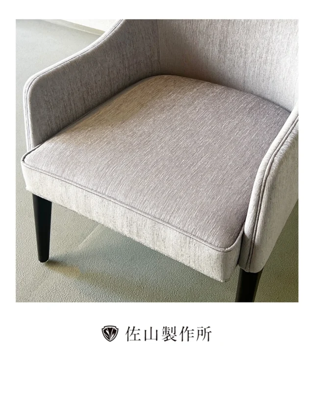 “Upholstery for Hotel Lounge Chairs”

舞浜のホテル様よりご依頼をいただき、クラブラウンジで使用される1人掛けチェアの張替えを施工させていただきました。

張地には、パシフィックハウスの「M3G-F」を採用。
さらに、撥水・防汚性能を高めるパールトン加工を施し、
美しさと実用性を兼ね備えた仕上がりとなっています。

ホテルラウンジという上質な空間にふさわしい一脚へと生まれ変わりました。

#佐山製作所 #パールトン加工 ⁠#reupholstery⁠ #椅子修理 
#ラウンジチェア
