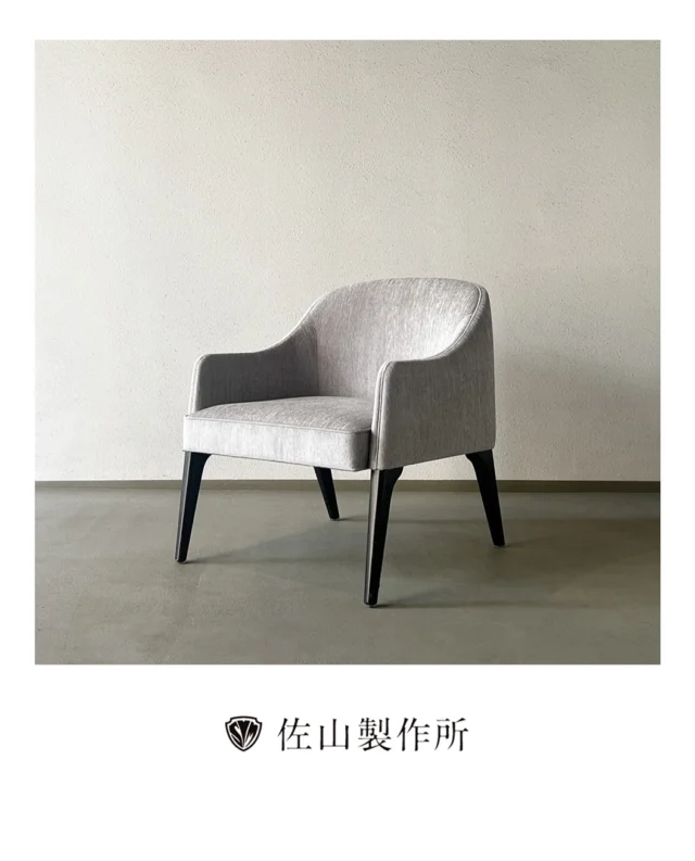 “Upholstery for Hotel Lounge Chairs”

舞浜のホテル様よりご依頼をいただき、クラブラウンジで使用される1人掛けチェアの張替えを施工させていただきました。

張地には、パシフィックハウスの「M3G-F」を採用。
さらに、撥水・防汚性能を高めるパールトン加工を施し、
美しさと実用性を兼ね備えた仕上がりとなっています。

ホテルラウンジという上質な空間にふさわしい一脚へと生まれ変わりました。

#佐山製作所 #パールトン加工 ⁠#reupholstery⁠ #椅子修理 
#ラウンジチェア