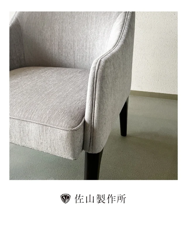 “Upholstery for Hotel Lounge Chairs”

舞浜のホテル様よりご依頼をいただき、クラブラウンジで使用される1人掛けチェアの張替えを施工させていただきました。

張地には、パシフィックハウスの「M3G-F」を採用。
さらに、撥水・防汚性能を高めるパールトン加工を施し、
美しさと実用性を兼ね備えた仕上がりとなっています。

ホテルラウンジという上質な空間にふさわしい一脚へと生まれ変わりました。

#佐山製作所 #パールトン加工 ⁠#reupholstery⁠ #椅子修理 
#ラウンジチェア