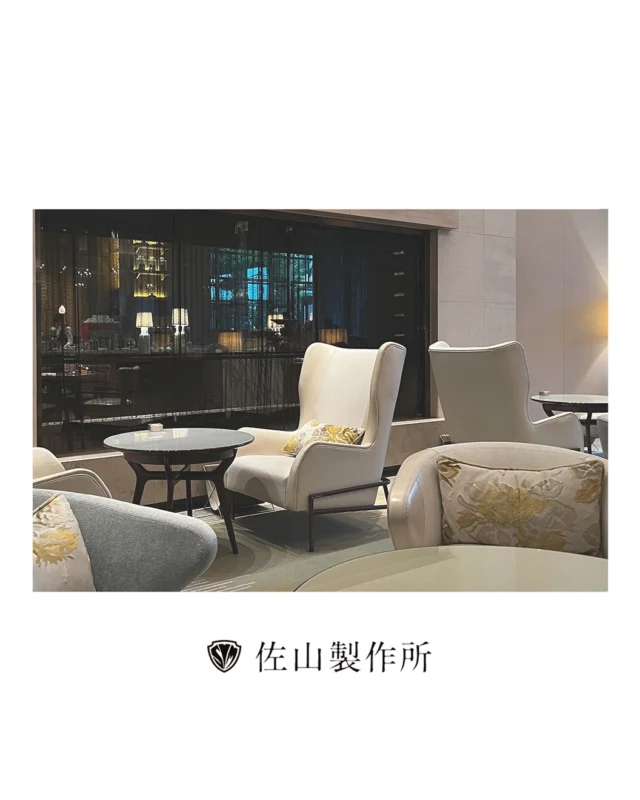 “Custom-made lounge chair, for a 5-star hotel.”

五つ星ホテル様よりご依頼をいただき、ラウンジ用のウィングチェアをオーダーメイドで製作いたしました。

脚部にはスチールを使用し、ご指定のカラーで焼付塗装を施しています。

張り地には、異なる二つの素材を組み合わせました。

肘部と背面の側面には、ミドリオートレザーの特注スムースレザーを。
座面と背もたれの中央には、世界中の上質な生地を扱うインターファブリックスの輸入生地を採用しています。

素材は違えど、全体としては一体感のある美しい仕上がりを目指しました。
なかでもスムースレザーは、シワを残さず張り込むのが非常に難しい素材です。

細部まで妥協せず、美しく張り上げました。

#佐山製作所 #furniture #オーダー家具
 #customfurniture #ラウンジチェア