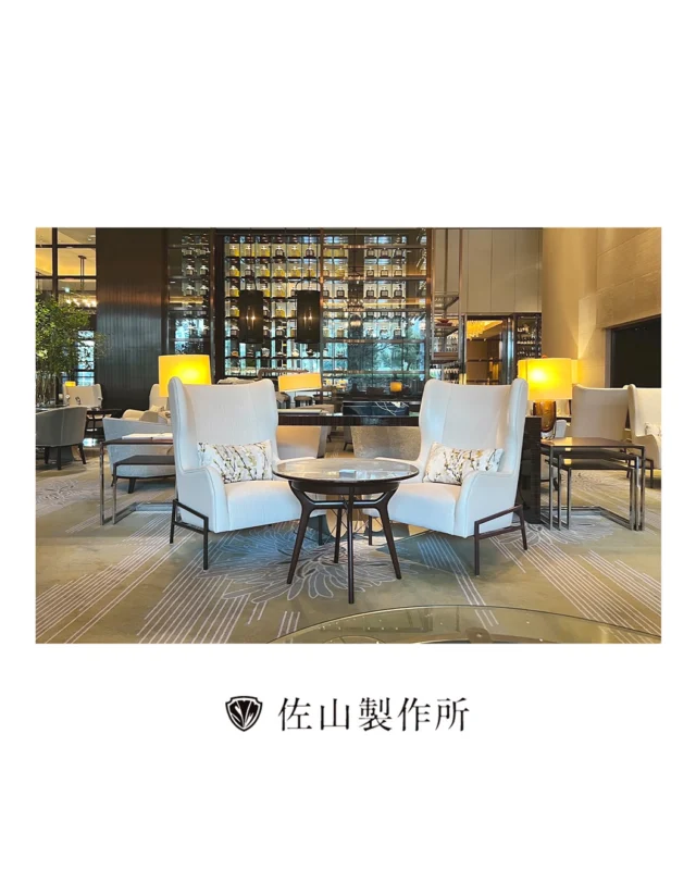 “Custom-made lounge chair, for a 5-star hotel.”

五つ星ホテル様よりご依頼をいただき、ラウンジ用のウィングチェアをオーダーメイドで製作いたしました。

脚部にはスチールを使用し、ご指定のカラーで焼付塗装を施しています。

張り地には、異なる二つの素材を組み合わせました。

肘部と背面の側面には、ミドリオートレザーの特注スムースレザーを。
座面と背もたれの中央には、世界中の上質な生地を扱うインターファブリックスの輸入生地を採用しています。

素材は違えど、全体としては一体感のある美しい仕上がりを目指しました。
なかでもスムースレザーは、シワを残さず張り込むのが非常に難しい素材です。

細部まで妥協せず、美しく張り上げました。

#佐山製作所 #furniture #オーダー家具
 #customfurniture #ラウンジチェア