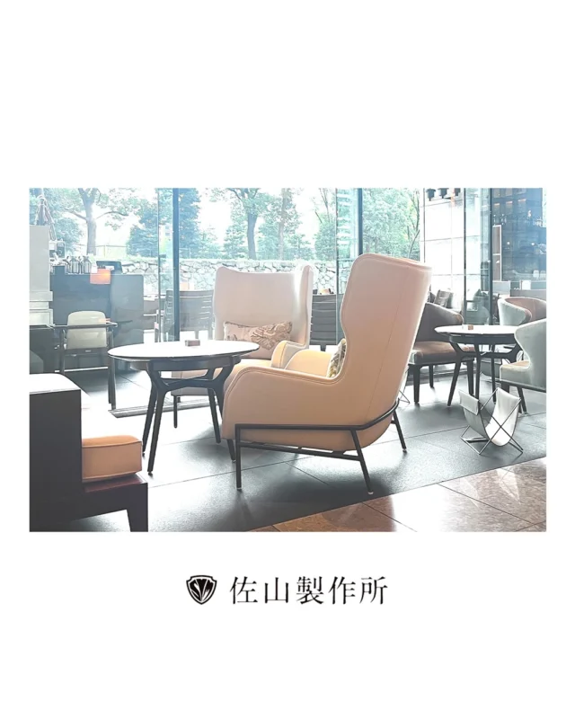 “Custom-made lounge chair, for a 5-star hotel.”

五つ星ホテル様よりご依頼をいただき、ラウンジ用のウィングチェアをオーダーメイドで製作いたしました。

脚部にはスチールを使用し、ご指定のカラーで焼付塗装を施しています。

張り地には、異なる二つの素材を組み合わせました。

肘部と背面の側面には、ミドリオートレザーの特注スムースレザーを。
座面と背もたれの中央には、世界中の上質な生地を扱うインターファブリックスの輸入生地を採用しています。

素材は違えど、全体としては一体感のある美しい仕上がりを目指しました。
なかでもスムースレザーは、シワを残さず張り込むのが非常に難しい素材です。

細部まで妥協せず、美しく張り上げました。

#佐山製作所 #furniture #オーダー家具
 #customfurniture #ラウンジチェア