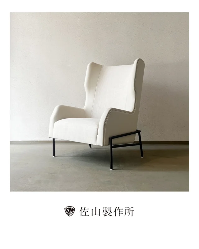 “Custom-made lounge chair, for a 5-star hotel.”

五つ星ホテル様よりご依頼をいただき、ラウンジ用のウィングチェアをオーダーメイドで製作いたしました。

脚部にはスチールを使用し、ご指定のカラーで焼付塗装を施しています。

張り地には、異なる二つの素材を組み合わせました。

肘部と背面の側面には、ミドリオートレザーの特注スムースレザーを。
座面と背もたれの中央には、世界中の上質な生地を扱うインターファブリックスの輸入生地を採用しています。

素材は違えど、全体としては一体感のある美しい仕上がりを目指しました。
なかでもスムースレザーは、シワを残さず張り込むのが非常に難しい素材です。

細部まで妥協せず、美しく張り上げました。

#佐山製作所 #furniture #オーダー家具
 #customfurniture #ラウンジチェア