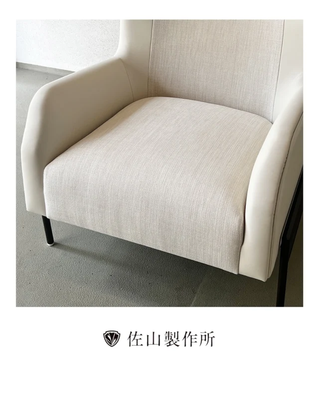 “Custom-made lounge chair, for a 5-star hotel.”

五つ星ホテル様よりご依頼をいただき、ラウンジ用のウィングチェアをオーダーメイドで製作いたしました。

脚部にはスチールを使用し、ご指定のカラーで焼付塗装を施しています。

張り地には、異なる二つの素材を組み合わせました。

肘部と背面の側面には、ミドリオートレザーの特注スムースレザーを。
座面と背もたれの中央には、世界中の上質な生地を扱うインターファブリックスの輸入生地を採用しています。

素材は違えど、全体としては一体感のある美しい仕上がりを目指しました。
なかでもスムースレザーは、シワを残さず張り込むのが非常に難しい素材です。

細部まで妥協せず、美しく張り上げました。

#佐山製作所 #furniture #オーダー家具
 #customfurniture #ラウンジチェア