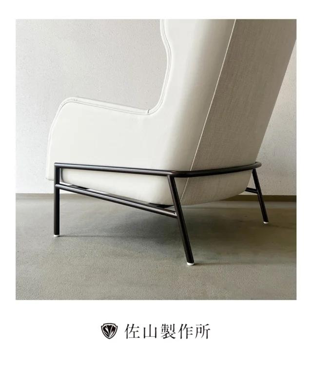 “Custom-made lounge chair, for a 5-star hotel.”

五つ星ホテル様よりご依頼をいただき、ラウンジ用のウィングチェアをオーダーメイドで製作いたしました。

脚部にはスチールを使用し、ご指定のカラーで焼付塗装を施しています。

張り地には、異なる二つの素材を組み合わせました。

肘部と背面の側面には、ミドリオートレザーの特注スムースレザーを。
座面と背もたれの中央には、世界中の上質な生地を扱うインターファブリックスの輸入生地を採用しています。

素材は違えど、全体としては一体感のある美しい仕上がりを目指しました。
なかでもスムースレザーは、シワを残さず張り込むのが非常に難しい素材です。

細部まで妥協せず、美しく張り上げました。

#佐山製作所 #furniture #オーダー家具
 #customfurniture #ラウンジチェア