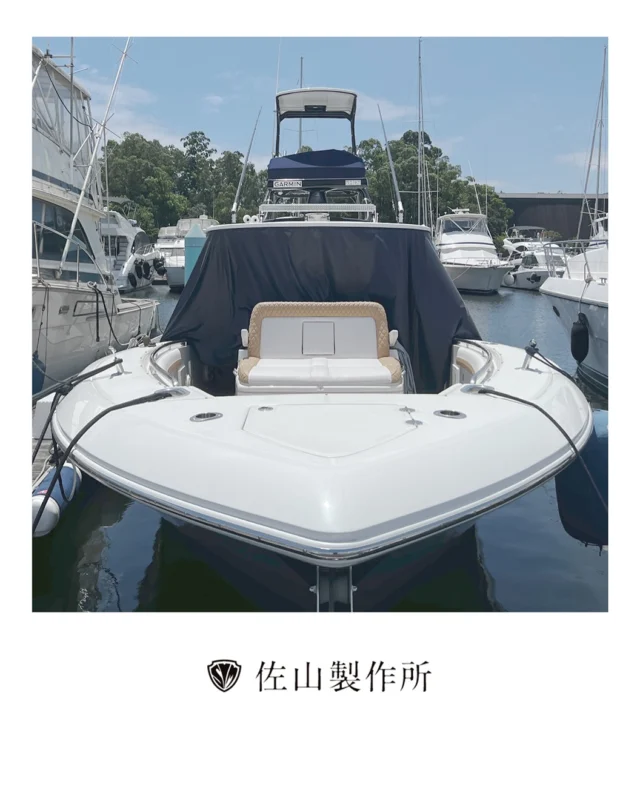 “Reupholstering luxury cruiser sunbeds and coaming pads”

高級クルーザーのサンベッドとコーミングパッドを張替えさせていただきました。

サンベッドは、座面中央に適度なボリュームを持たせることで、航行中でも身体が自然とフィットし、横揺れの際でも姿勢が安定しやすい形状に仕上げました。

コーミングパッドは船縁に取り付けられ、長時間のフィッシングや荒天時の衝撃を和らげる役割を果たします。

ベースとなる白い生地には、耐候性・耐UV性・耐久性に優れたSunbrella(サンブレラ)のマリン用ビニールレザーを採用。
ベージュのダイヤモンドステッチを組み合わせることで、ラグジュアリーな雰囲気を演出しました。

美しさと機能性を兼ね備えた、特別なサンベッドとコーミングパッドを製作いたしました。

#クルーザー #張替え #佐山製作所 #reupholstering #sunbrella