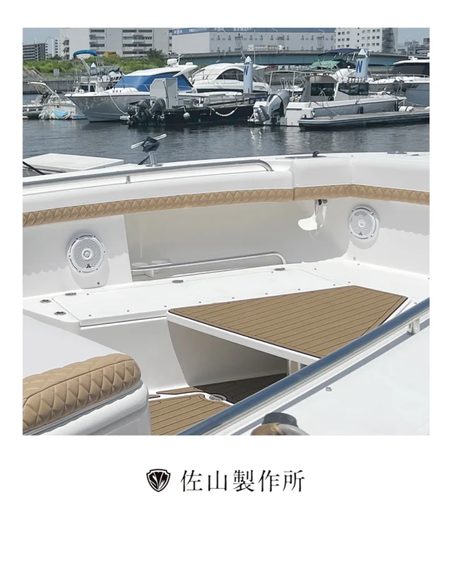 “Reupholstering luxury cruiser sunbeds and coaming pads”

高級クルーザーのサンベッドとコーミングパッドを張替えさせていただきました。

サンベッドは、座面中央に適度なボリュームを持たせることで、航行中でも身体が自然とフィットし、横揺れの際でも姿勢が安定しやすい形状に仕上げました。

コーミングパッドは船縁に取り付けられ、長時間のフィッシングや荒天時の衝撃を和らげる役割を果たします。

ベースとなる白い生地には、耐候性・耐UV性・耐久性に優れたSunbrella(サンブレラ)のマリン用ビニールレザーを採用。
ベージュのダイヤモンドステッチを組み合わせることで、ラグジュアリーな雰囲気を演出しました。

美しさと機能性を兼ね備えた、特別なサンベッドとコーミングパッドを製作いたしました。

#クルーザー #張替え #佐山製作所 #reupholstering #sunbrella