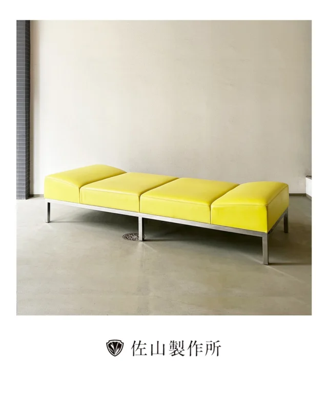 “Leather bench restoration”

5つ星ホテル様より、革製ベンチのリペアをご依頼いただきました。

長年のご使用により、座面のウレタンがへたり、革には大きなシワやたるみが出ている状態でした。

今回は革を張り替えるのではなく、
ウレタンを補充して座面のボリュームを整え、
革全体を再塗装。

傷や色ムラを丁寧に整えながら、
ベンチ本来の美しいフォルムと質感を蘇らせました。

#佐山製作所 #家具修理 #レザー補修  #furniturerestoration 
#ベンチ