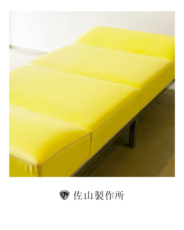 “Leather bench restoration”

5つ星ホテル様より、
革製ベンチのリペアをご依頼いただきました。

長年のご使用により、座面のウレタンがへたり、
革には大きなシワやたるみが出ている状態でした。

今回は革を張り替えるのではなく、
ウレタンを補充して座面のボリュームを整え、
革全体を再塗装。

傷や色ムラを丁寧に整えながら、
ベンチ本来の美しいフォルムと質感を蘇らせました。

#佐山製作所 #家具修理 #レザー補修  #furniturerestoration 
#ベンチ